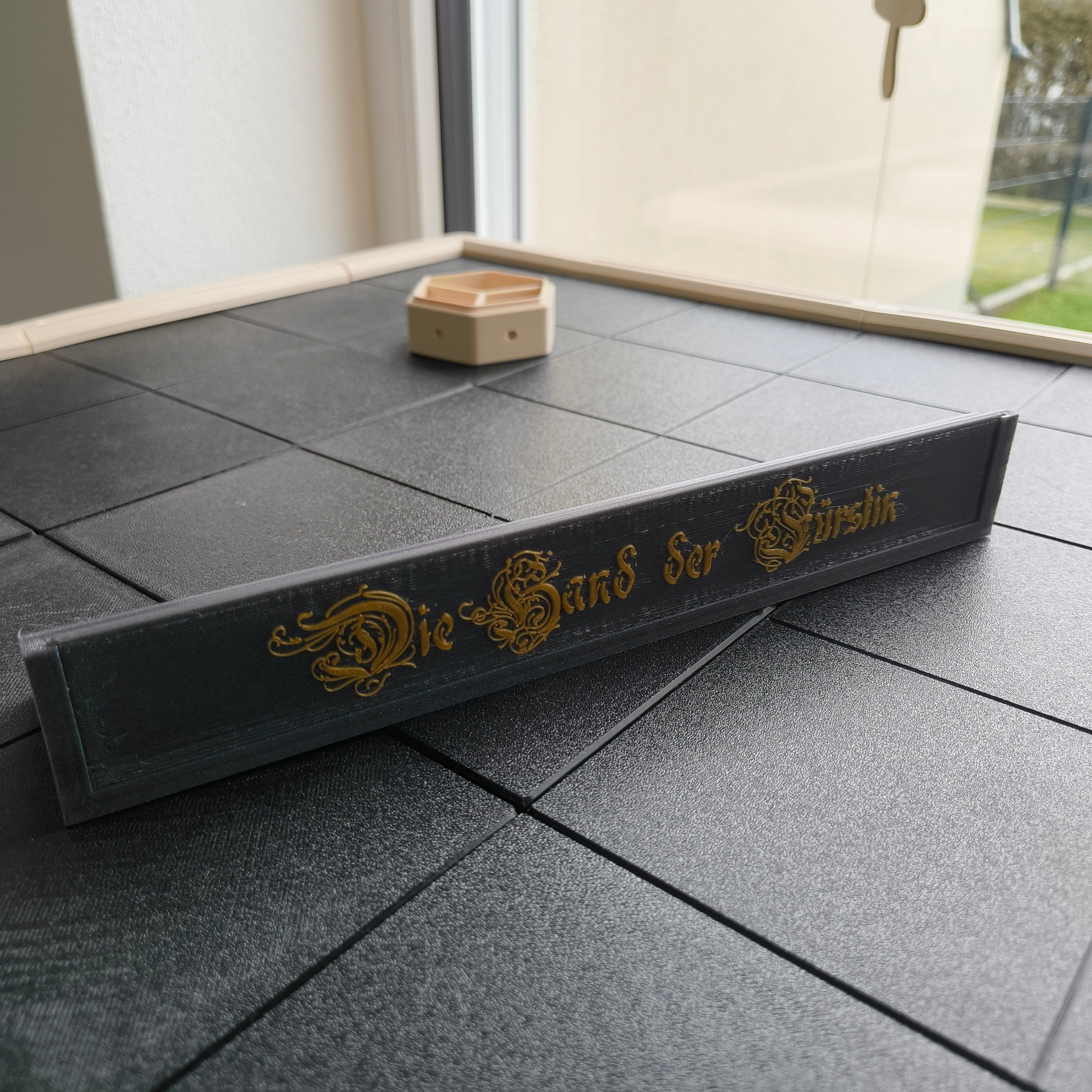 Die Hand der Fürstin | 3in1 Lösung für Handkarten, Token, Münzen & Kartendecks - Spielefürst